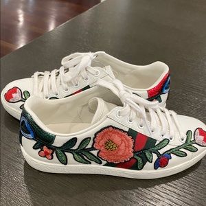 Women’s Gucci low top sneaker (flower embroidery)